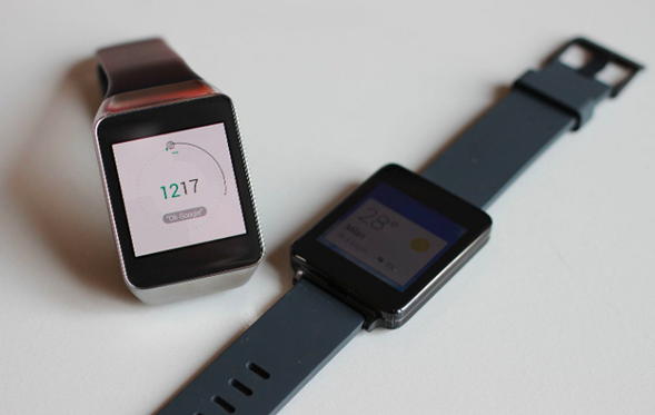 difference between a smart watch and a fitness tracker